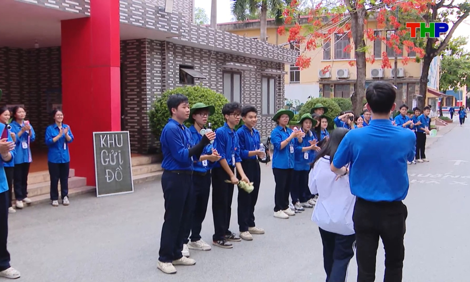 Rộn r&agrave;ng tiếp sức m&ugrave;a thi