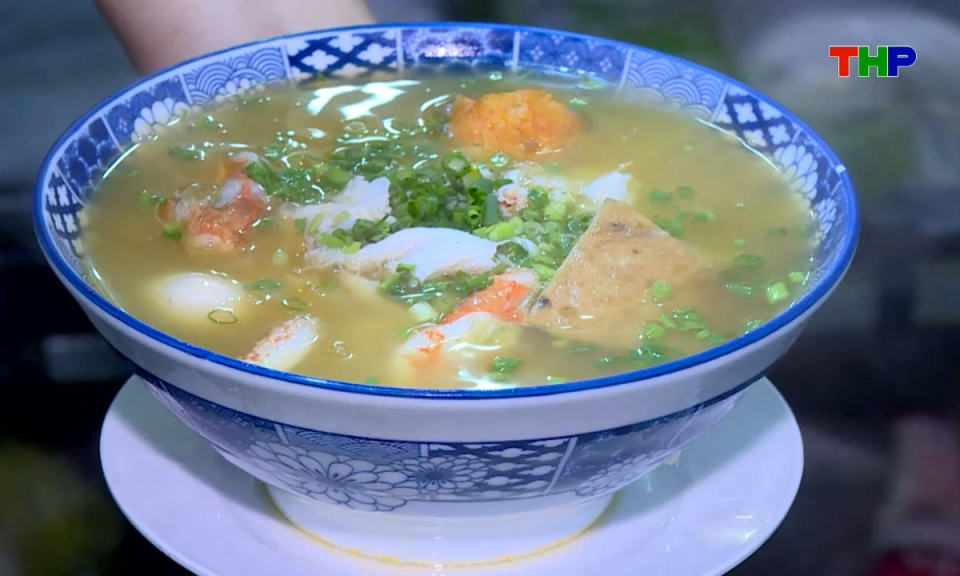 Ẩm thực: B&aacute;nh canh c&aacute; l&oacute;c