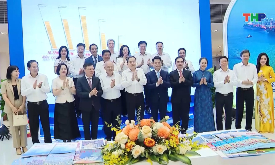 Chủ tịch Quốc hội Trần Thanh Mẫn thăm c&aacute;c gian trưng b&agrave;y tại Hội B&aacute;o to&agrave;n quốc 2026