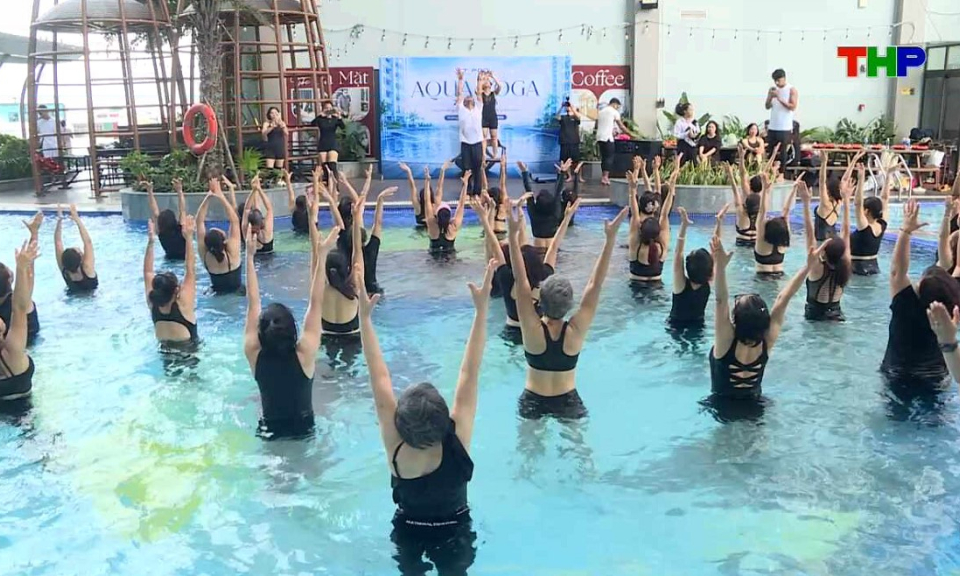 Chạm Hải Ph&ograve;ng: Aqua yoga