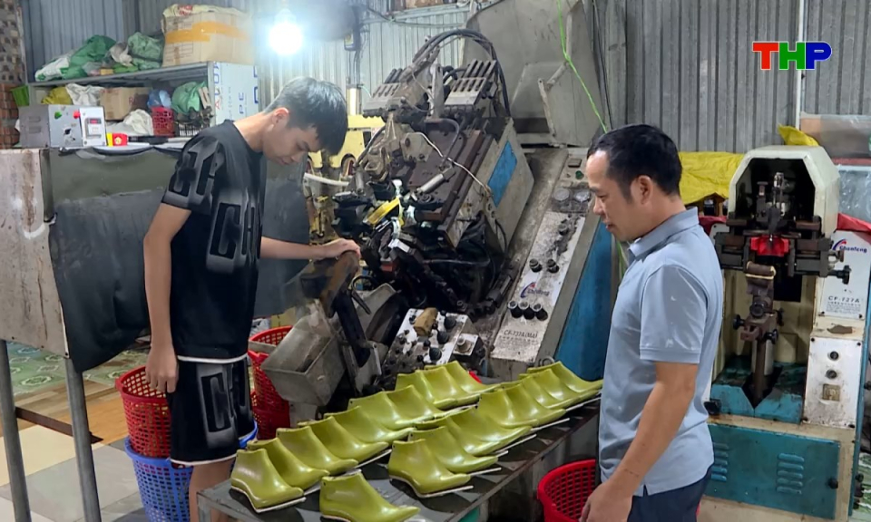 Ph&aacute;p luật v&agrave; cuộc sống: Th&aacute;o gỡ kh&oacute; khăn cho l&agrave;ng nghề