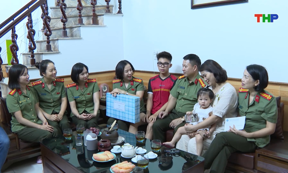 Hội Phụ nữ C&ocirc;ng an th&agrave;nh phố với chương tr&igrave;nh &ldquo;Mẹ đỡ đầu&rdquo;