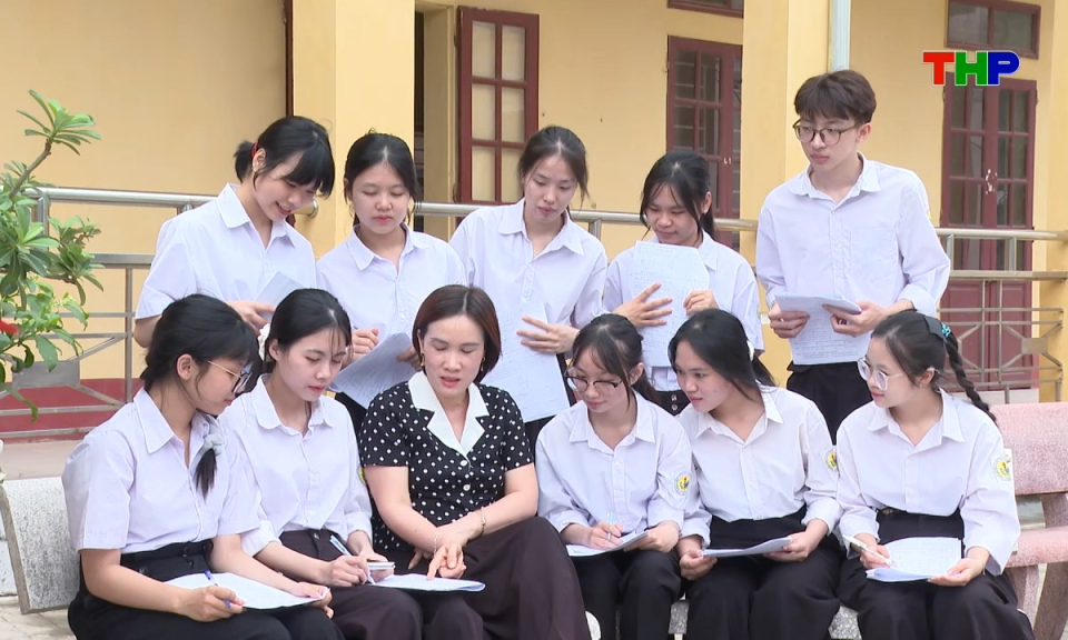 Lăng k&iacute;nh tuổi hoa: H&agrave;nh tr&igrave;nh chạm tới danh hiệu thủ khoa