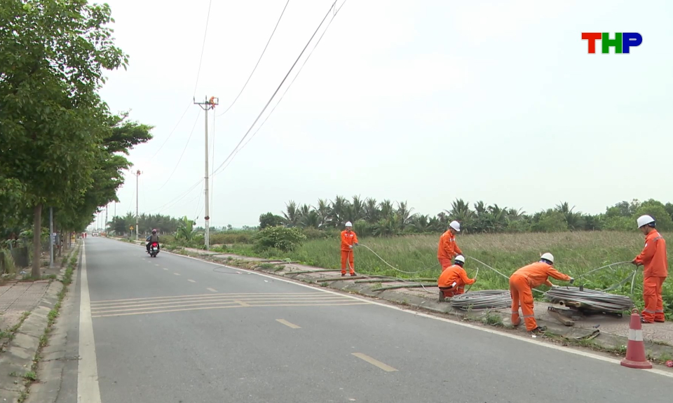 Bảo đảm vận h&agrave;nh lưới điện an to&agrave;n trong m&ugrave;a mưa b&atilde;o