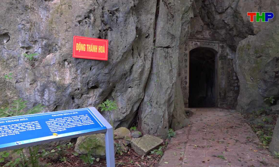 Chạm Hải Ph&ograve;ng: Hang Th&aacute;nh H&oacute;a
