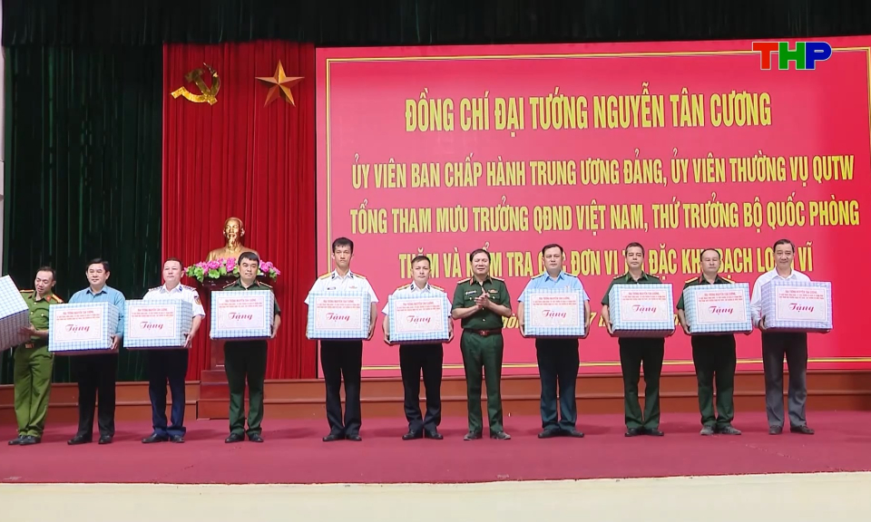 Đo&agrave;n c&ocirc;ng t&aacute;c Bộ Quốc ph&ograve;ng thăm, l&agrave;m việc tại Đặc khu Bạch Long Vĩ