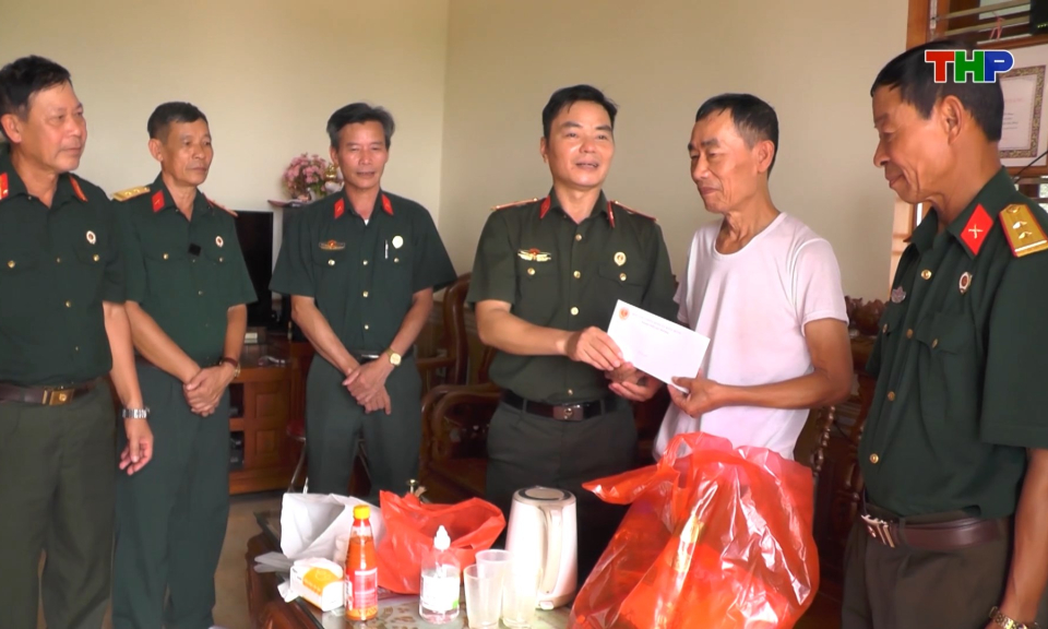 Thăm, tặng qu&agrave; người c&oacute; c&ocirc;ng với c&aacute;ch mạng