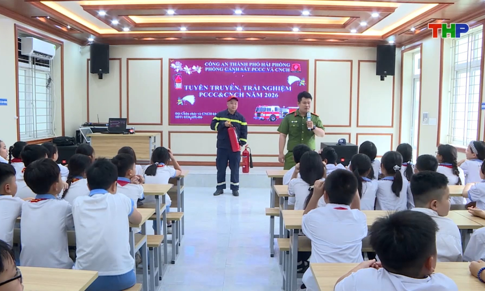 Trang bị kỹ năng ph&ograve;ng ch&aacute;y, chữa ch&aacute;y cho học sinh