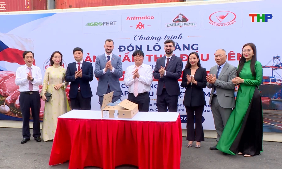 Đ&oacute;n l&ocirc; h&agrave;ng sản phẩm thịt đầu ti&ecirc;n từ Nh&agrave; m&aacute;y Kosteleck&eacute; Uzeniny (Cộng h&ograve;a S&eacute;c) nhập khẩu v&agrave;o Việt Nam 