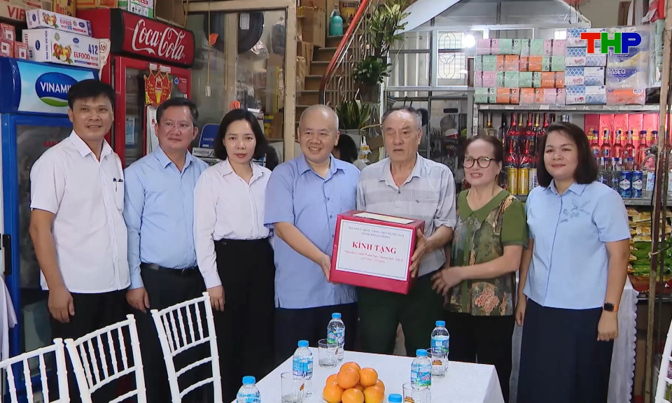 Thăm, tặng qu&agrave; gia đ&igrave;nh ch&iacute;nh s&aacute;ch, người c&oacute; c&ocirc;ng     