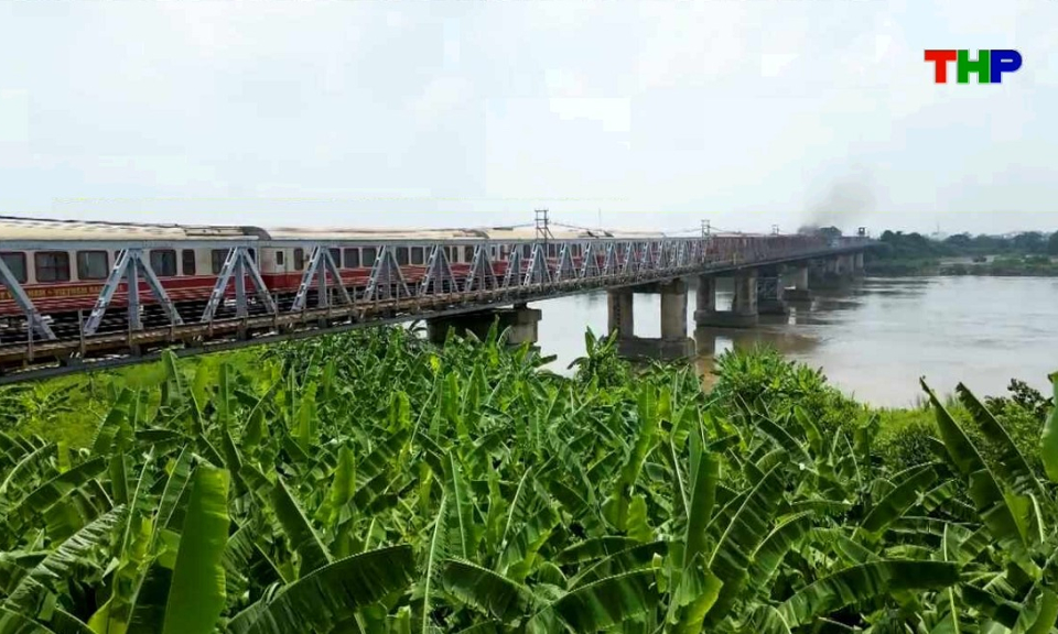Chạm Hải Ph&ograve;ng: Cầu đường sắt Ph&uacute; Lương
