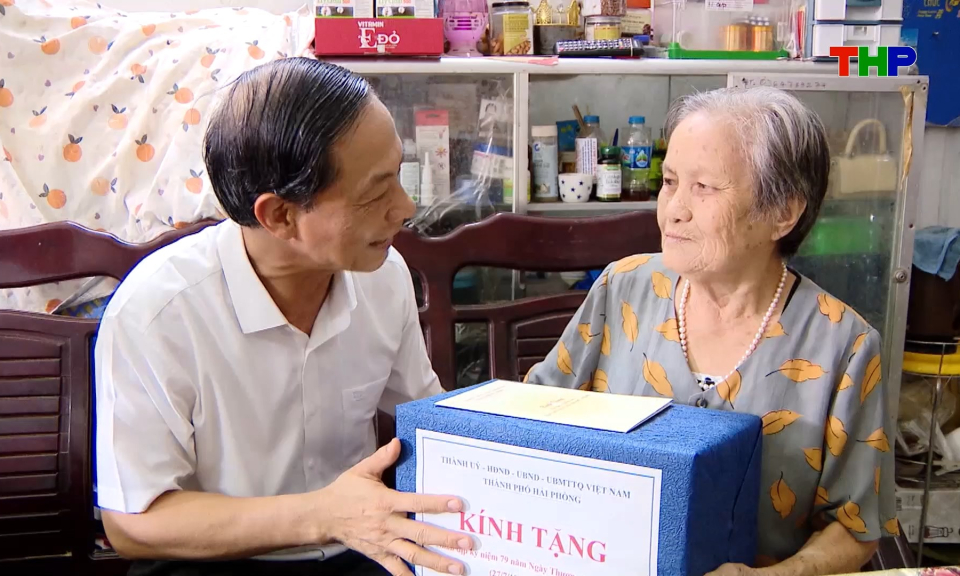 Thăm, tặng qu&agrave; gia đ&igrave;nh ch&iacute;nh s&aacute;ch, người c&oacute; c&ocirc;ng với c&aacute;ch mạng 