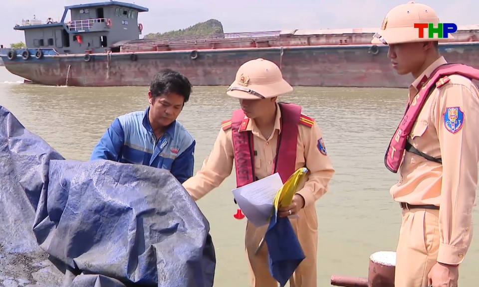 Xử l&yacute; vi phạm giao th&ocirc;ng đường thủy nội địa