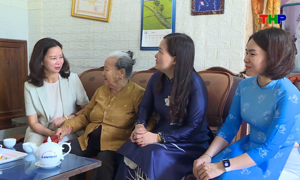 Thăm, tặng qu&agrave; tri &acirc;n mẹ, vợ liệt sĩ 