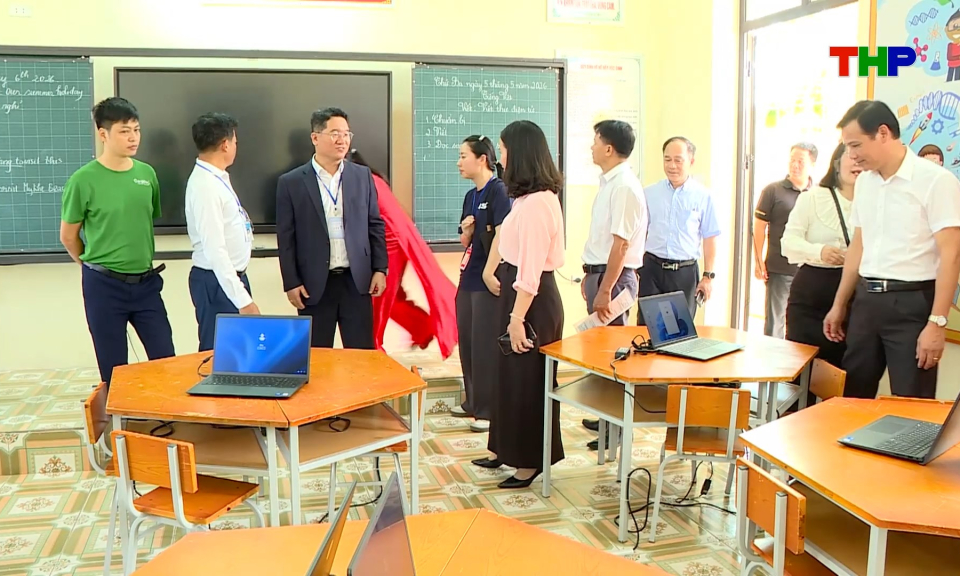 Đồng h&agrave;nh n&acirc;ng cấp ph&ograve;ng học th&ocirc;ng minh