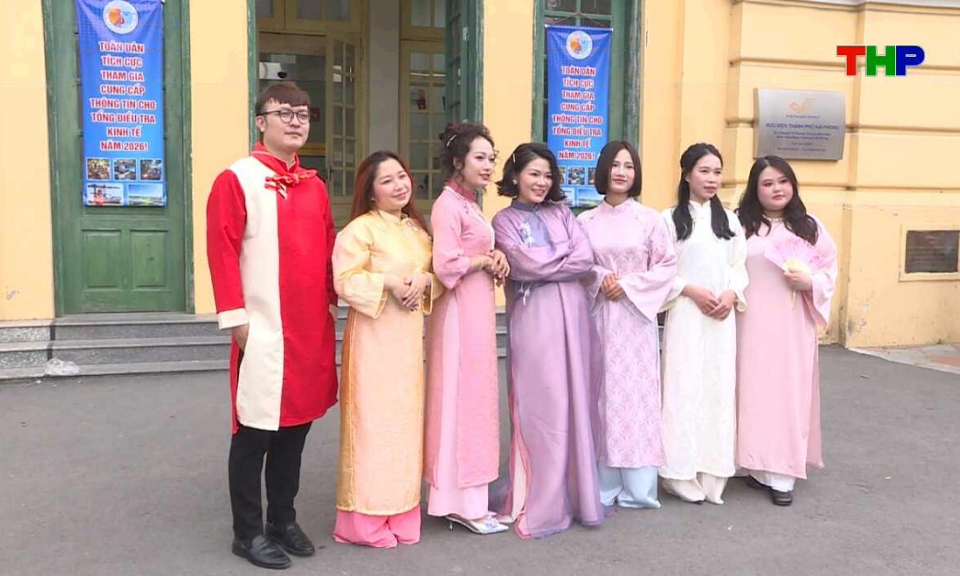 Chạm Hải Ph&ograve;ng: N&eacute;t duy&ecirc;n trong t&agrave; &aacute;o d&agrave;i
