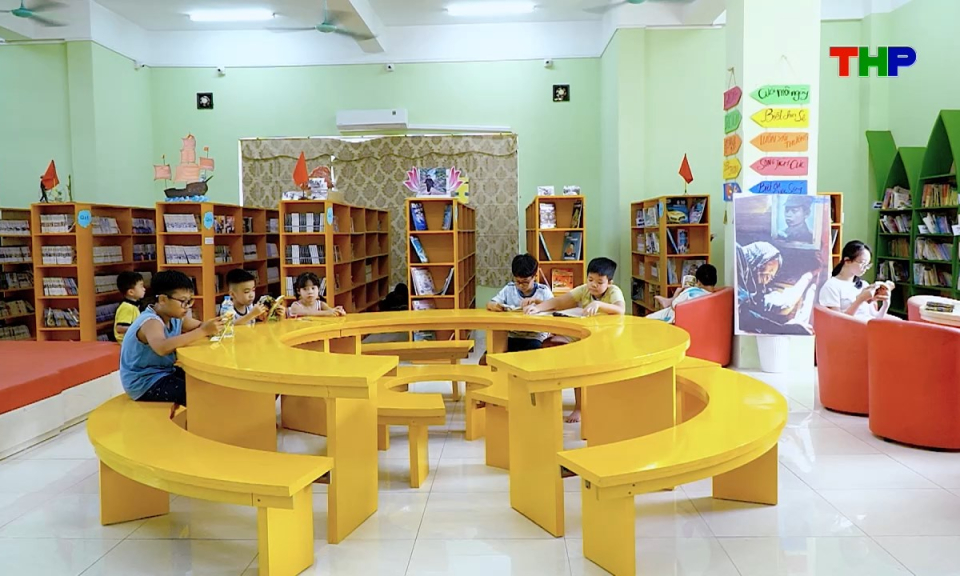 Lăng k&iacute;nh tuổi hoa: Từ trang s&aacute;ch đến những ước mơ