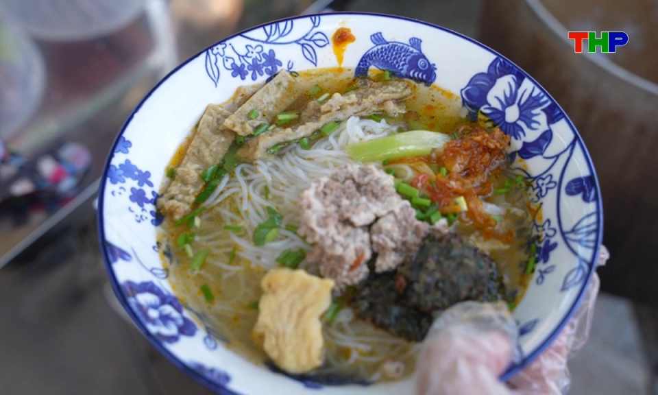 Ẩm thực: B&uacute;n ri&ecirc;u Cổ Trai