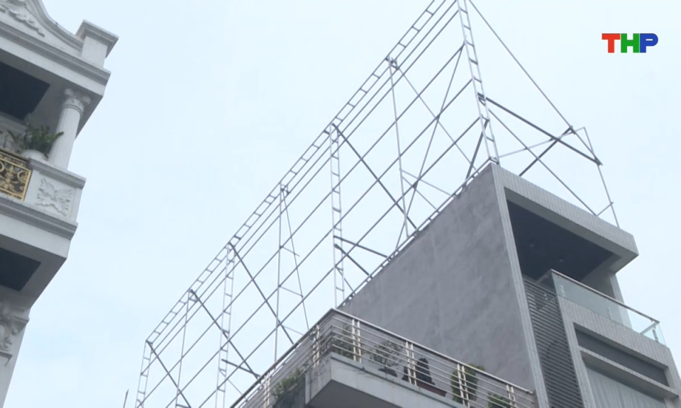 Hộp thư truyền h&igrave;nh: Biển quảng c&aacute;o lắp đặt kh&ocirc;ng đ&uacute;ng quy định