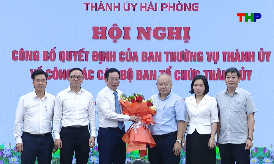 C&ocirc;ng bố quyết định về c&ocirc;ng t&aacute;c c&aacute;n bộ Ban Tổ chức Th&agrave;nh ủy