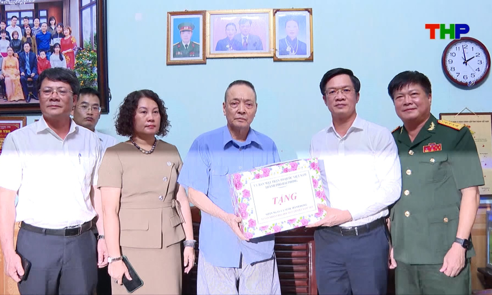 Thăm, tặng quà nạn nhân chất độc da cam