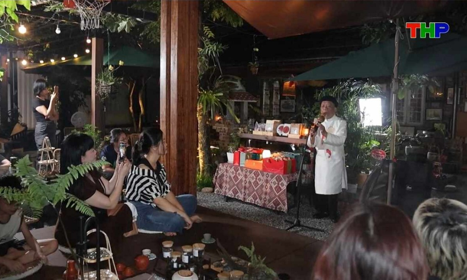 Chạm Hải Ph&ograve;ng: Hương tr&agrave;, điệu s&aacute;o
