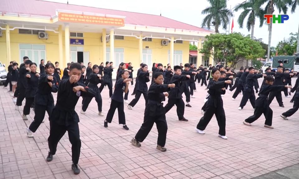 Lăng k&iacute;nh tuổi hoa: Thắp s&aacute;ng đam m&ecirc; v&otilde; thuật h&egrave;