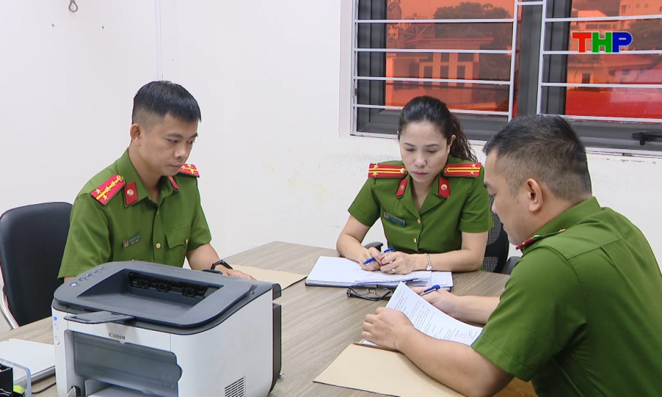 Ph&aacute;p luật v&agrave; cuộc sống: Tăng cường l&aacute; chắn ph&aacute;p luật bảo vệ phụ nữ v&agrave; trẻ em