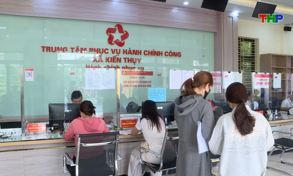 Chuyển đổi số v&agrave; cải c&aacute;ch h&agrave;nh ch&iacute;nh: Chuyển đổi số ở cơ sở: Lấy người d&acirc;n l&agrave;m trung t&acirc;m