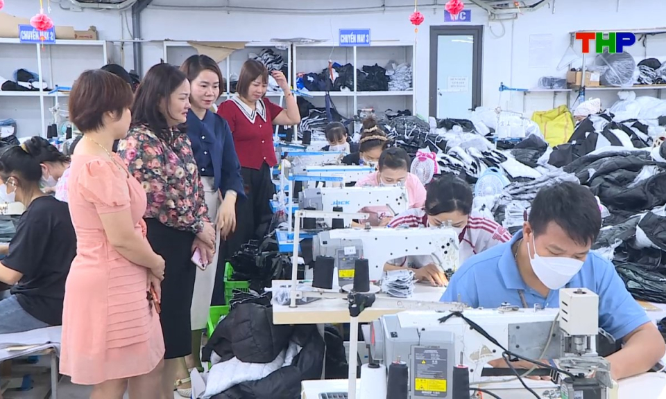 B&ocirc;ng hồng th&eacute;p đất Cảng: Nữ doanh nh&acirc;n ng&agrave;nh may hết l&ograve;ng v&igrave; an sinh x&atilde; hội