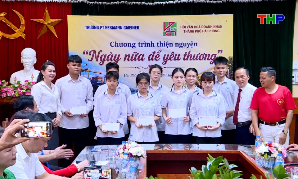 Ng&agrave;y nữa để y&ecirc;u thương: M&oacute;n qu&agrave; y&ecirc;u thương trước thềm năm học mới