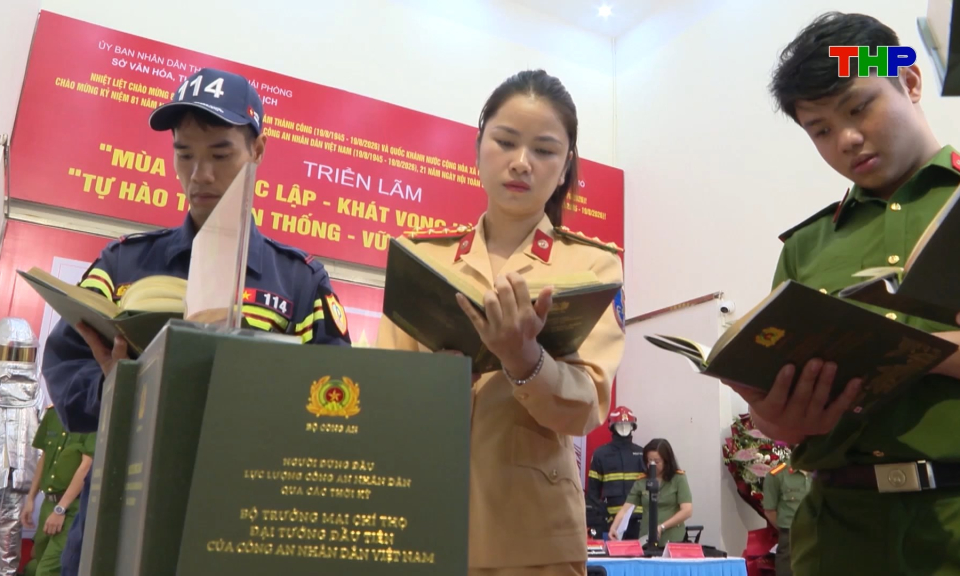 Trưng b&agrave;y bộ s&aacute;ch về người đứng đầu lực lượng C&ocirc;ng an nh&acirc;n d&acirc;n qua c&aacute;c thời kỳ