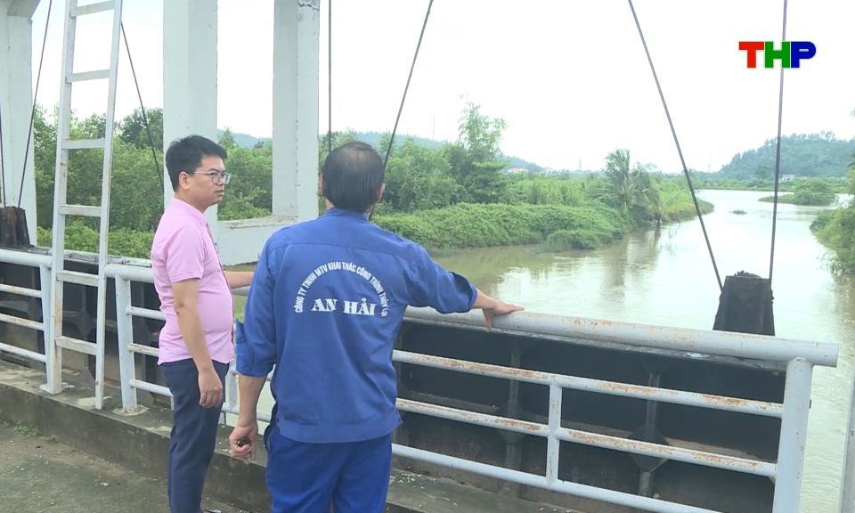 Bảo vệ c&aacute;c tuyến đ&ecirc; xung yếu