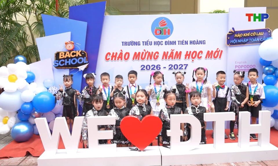 Học sinh lớp 1 h&aacute;o hức ng&agrave;y tựu trường