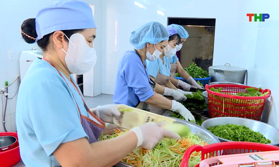Siết chặt an to&agrave;n thực phẩm tại c&aacute;c cơ sở gi&aacute;o dục