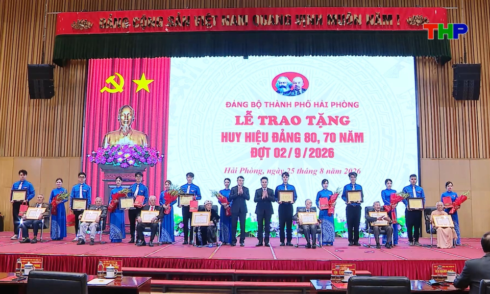Thủ tướng Ch&iacute;nh phủ dự Lễ trao tặng Huy hiệu Đảng tại Hải Ph&ograve;ng 