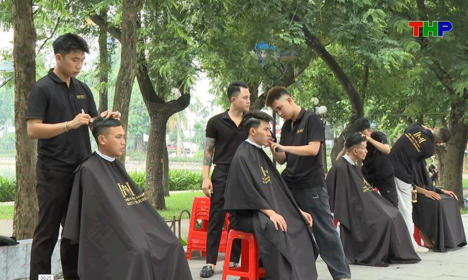 Chạm Hải Ph&ograve;ng: Đội cắt t&oacute;c miễn ph&iacute;
