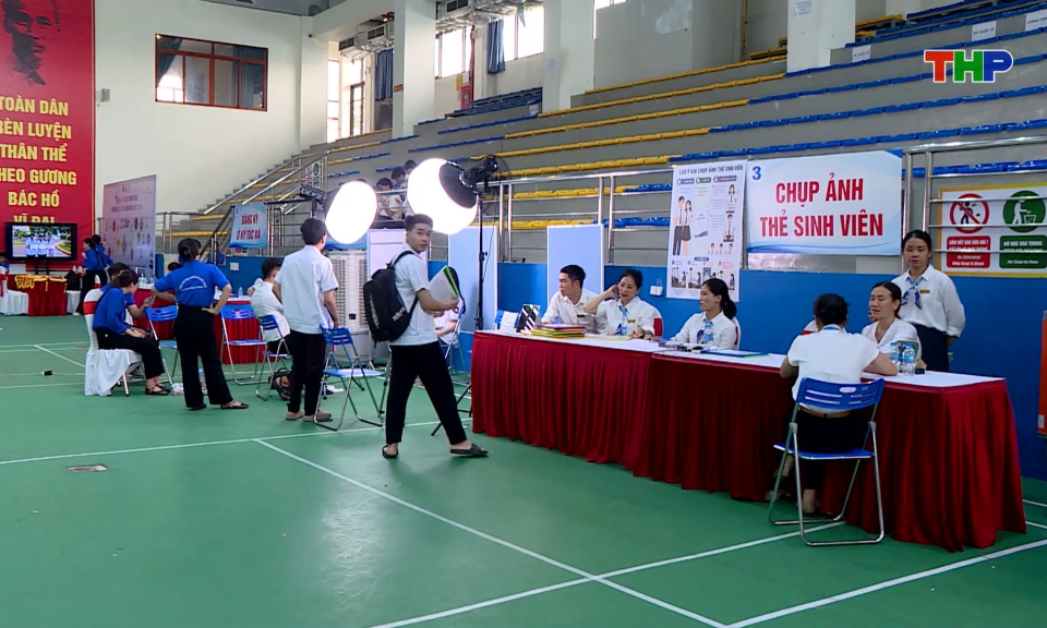 Tạo thuận lợi cho t&acirc;n sinh vi&ecirc;n nhập học