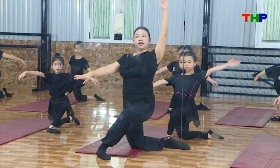 Lăng k&iacute;nh tuổi hoa: Nghệ thuật với thiếu nhi