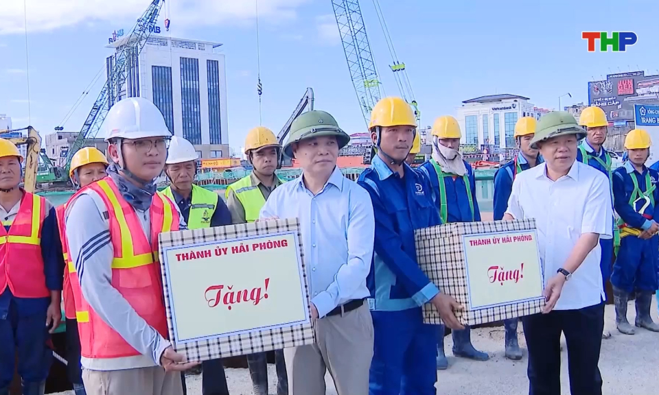 Lãnh đạo thành phố thăm, động viên người lao động trên các công trường