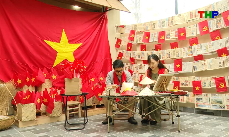 Chạm Hải Ph&ograve;ng: T&ocirc; th&ecirc;m sắc m&agrave;u Tổ quốc