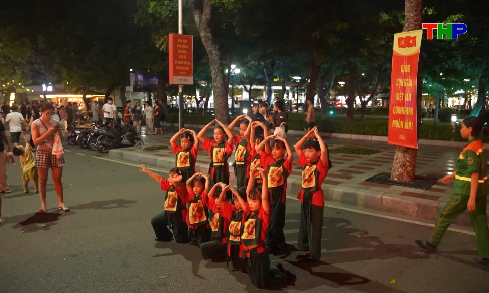 Sẵn s&agrave;ng c&aacute;c hoạt động nghệ thuật tại Phố đi bộ ẩm thực đ&ecirc;m