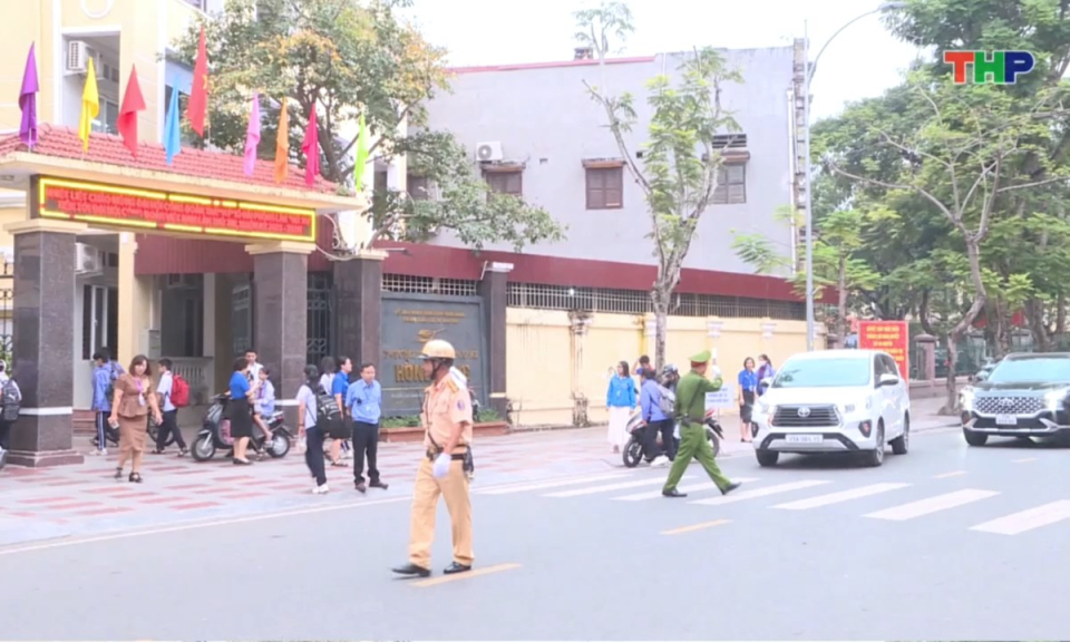 An to&agrave;n giao th&ocirc;ng: Để cổng trường kh&ocirc;ng c&ograve;n &ugrave;n tắc