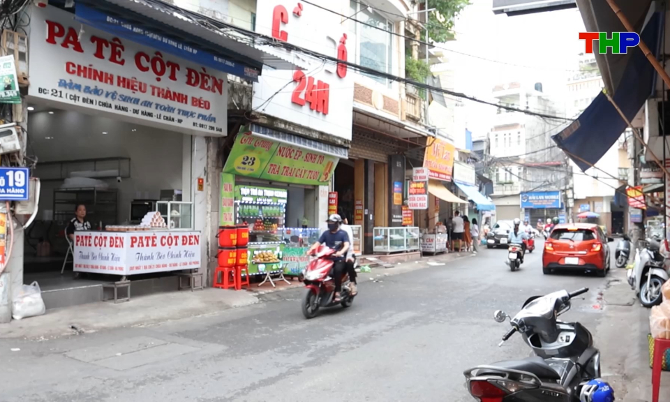 Foodtour th&agrave;nh phố th&iacute;ch nghi với quy định về bảo đảm trật tự đ&ocirc; thị