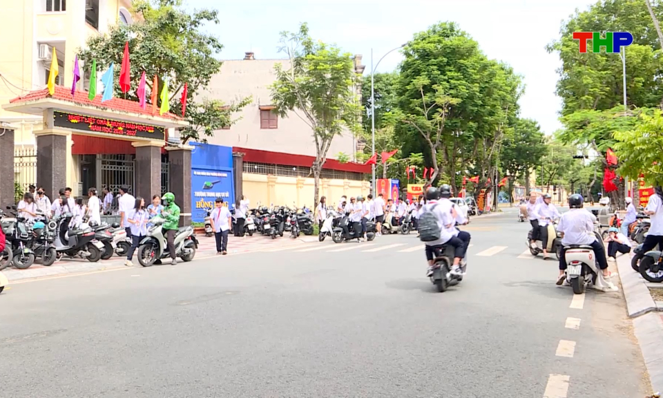 N&acirc;ng cao &yacute; thức học sinh khi tham gia giao th&ocirc;ng
