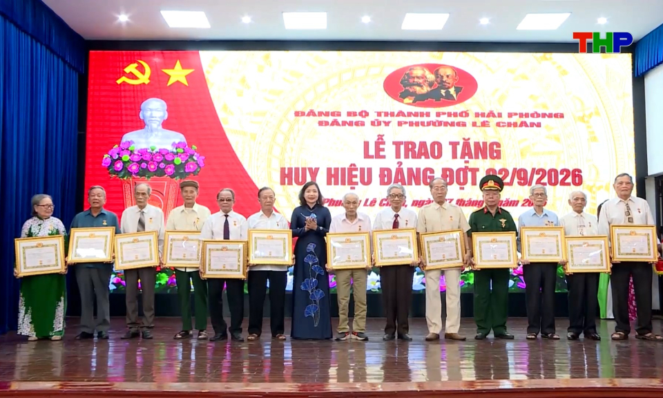 Trao tặng Huy hiệu Đảng đợt 2/9