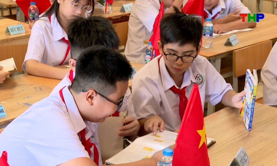 Lăng k&iacute;nh tuổi hoa: Thiếu nhi l&agrave;m theo lời B&aacute;c