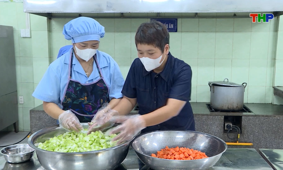 Tăng cường kiểm so&aacute;t bữa ăn b&aacute;n tr&uacute;