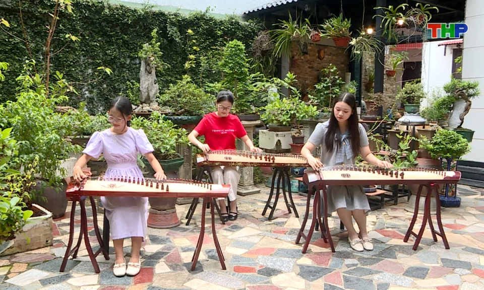 Lăng k&iacute;nh tuổi hoa: Khi tuổi thơ ng&acirc;n vang