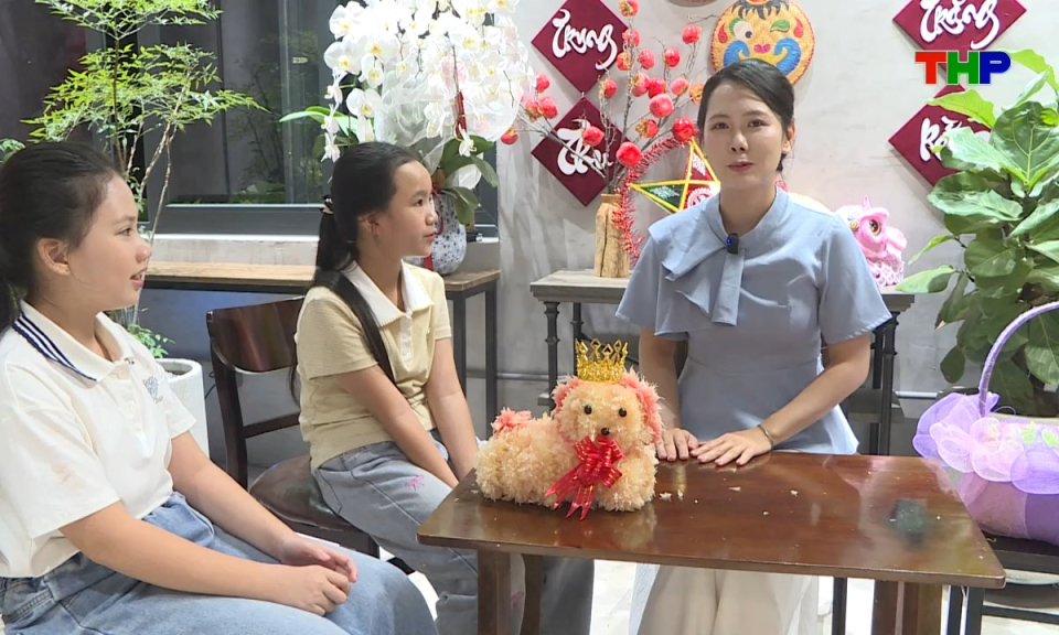 Lăng k&iacute;nh tuổi hoa: M&ugrave;a trăng tuổi thơ